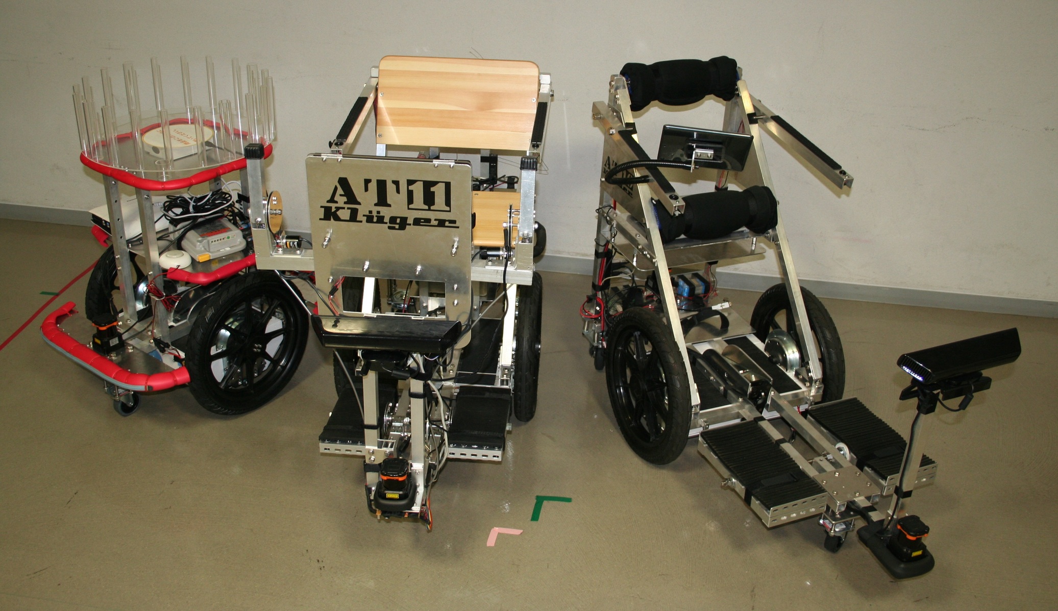 AT(中央・右)とMUV(左)